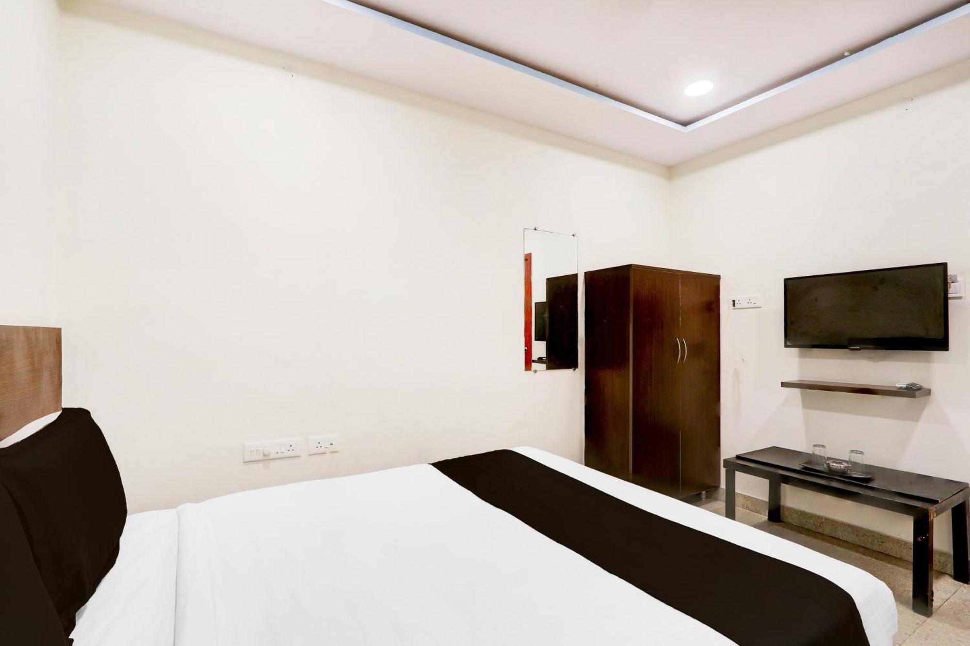 Super Hotel O At Home Hotel Darbar Хайдарабад Экстерьер фото